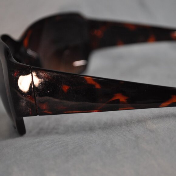 lot of 4 pairs bundle sunglasses MUDD & steve madden (247) main image 9